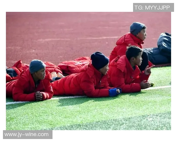 足球明星身着藏族服装展现民族风情引发热议与关注